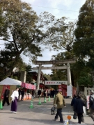 ミニ鳥居で体型チェック、大縣神社